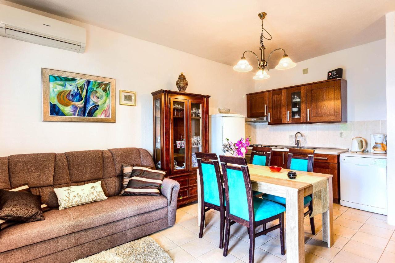 Family Friendly Seaside Apartments Rogoznica - 2010 Bagian luar foto