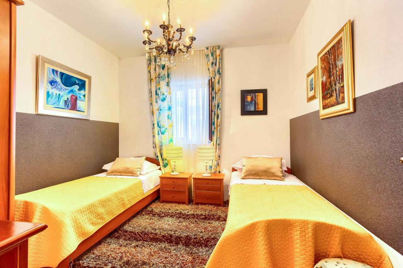 Family Friendly Seaside Apartments Rogoznica - 2010 Bagian luar foto
