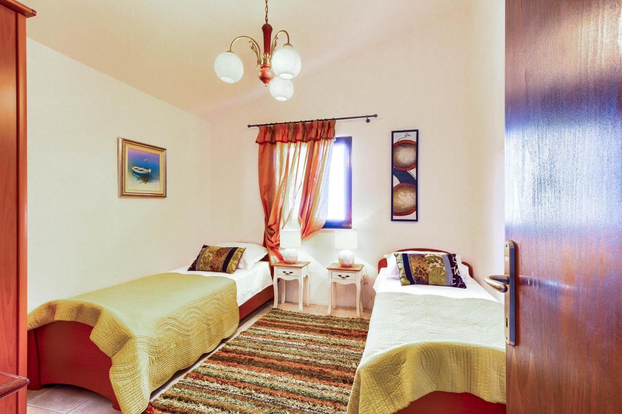 Family Friendly Seaside Apartments Rogoznica - 2010 Bagian luar foto